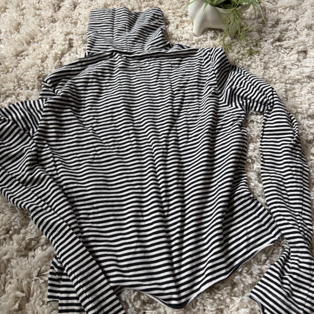 Chic striped long Cambridge Dry Goods Black and White Striped turtleneck Long Sl - Picture 5 of 7